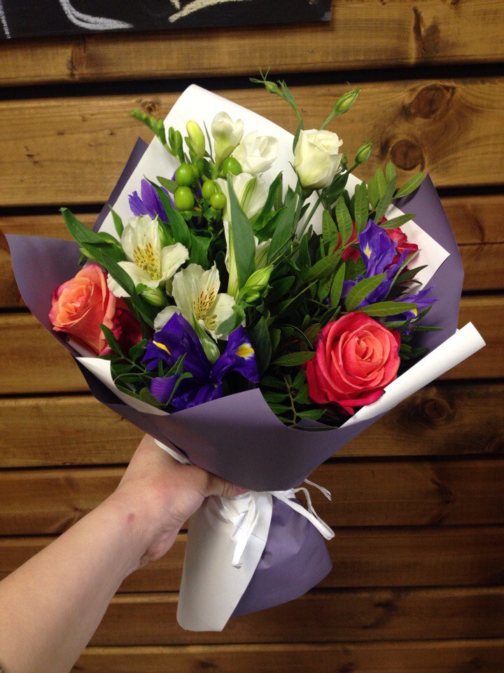 Сборный букеты с амарилисом. Цветы невысокие букеты. Низкие букеты. Модные букеты. Сборные букеты из живых цветов от 600 до 1500.